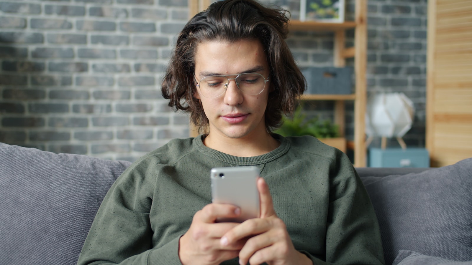 Wenn die KI zum Bumerang wird: Warum generative KI in der Werbung bei jüngeren Zielgruppen nach hinten losgeht