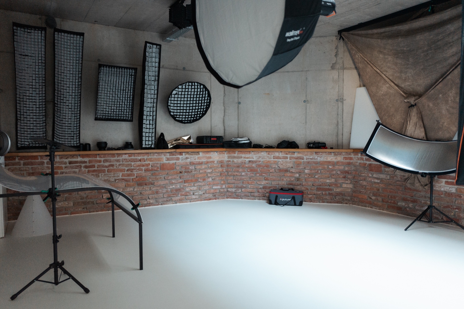 Professionelles Fotostudio in Villach mit Schienenlicht