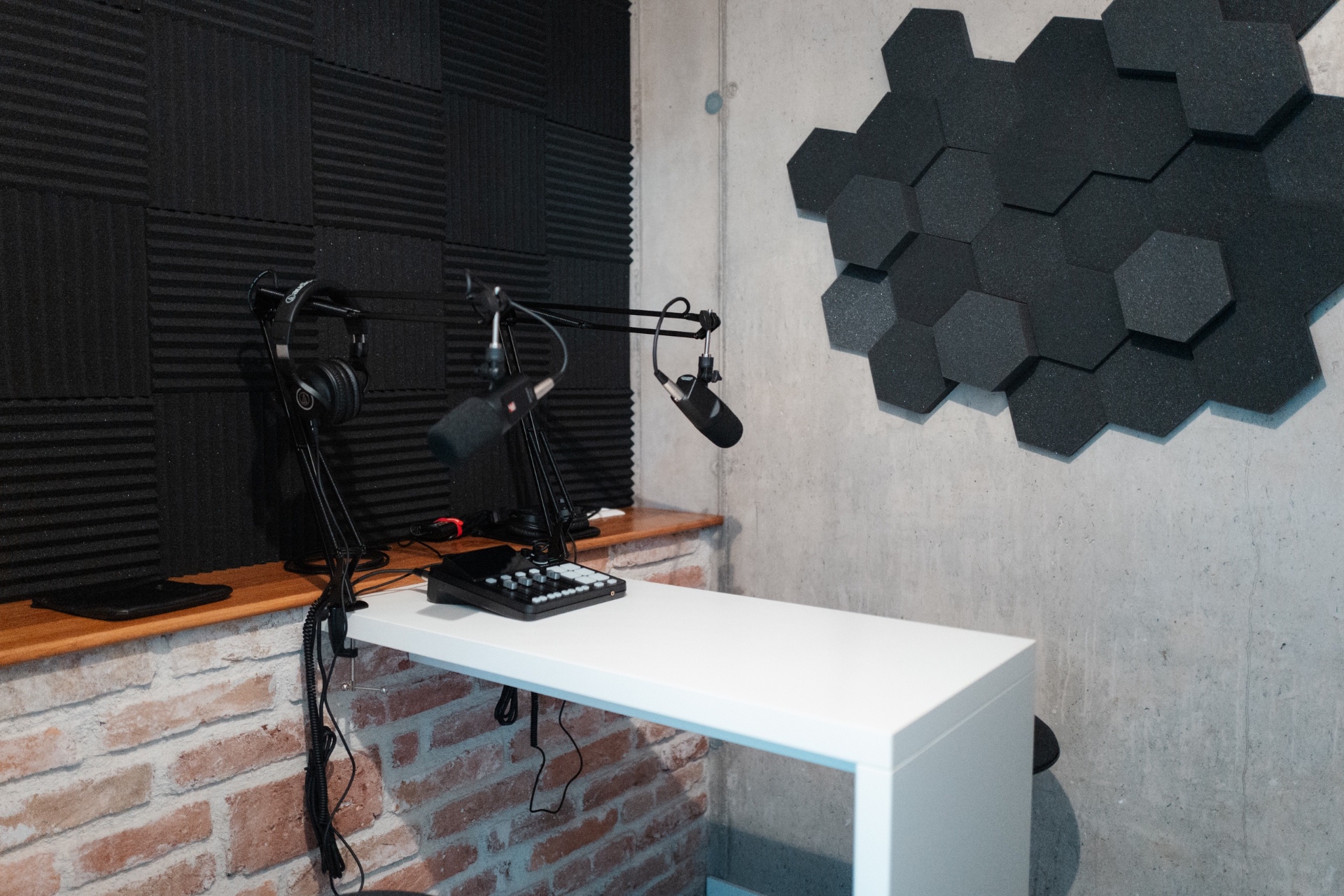 Herr Paul Podcaststudio mit Mikrofonen und Mischpult